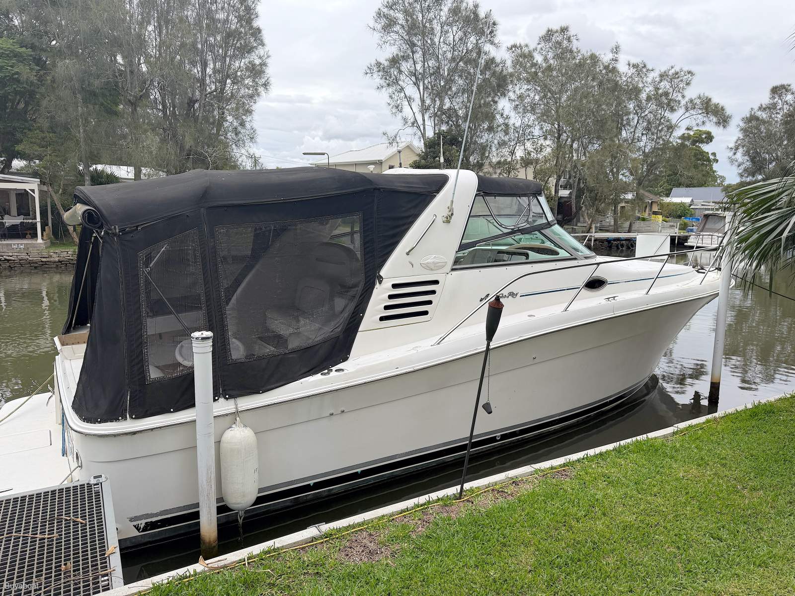 Sea Ray 3300 Express