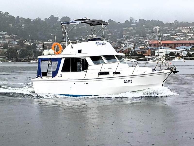 Seaway 33 Flybridge Ideal weekender with a late model diesel inboard.