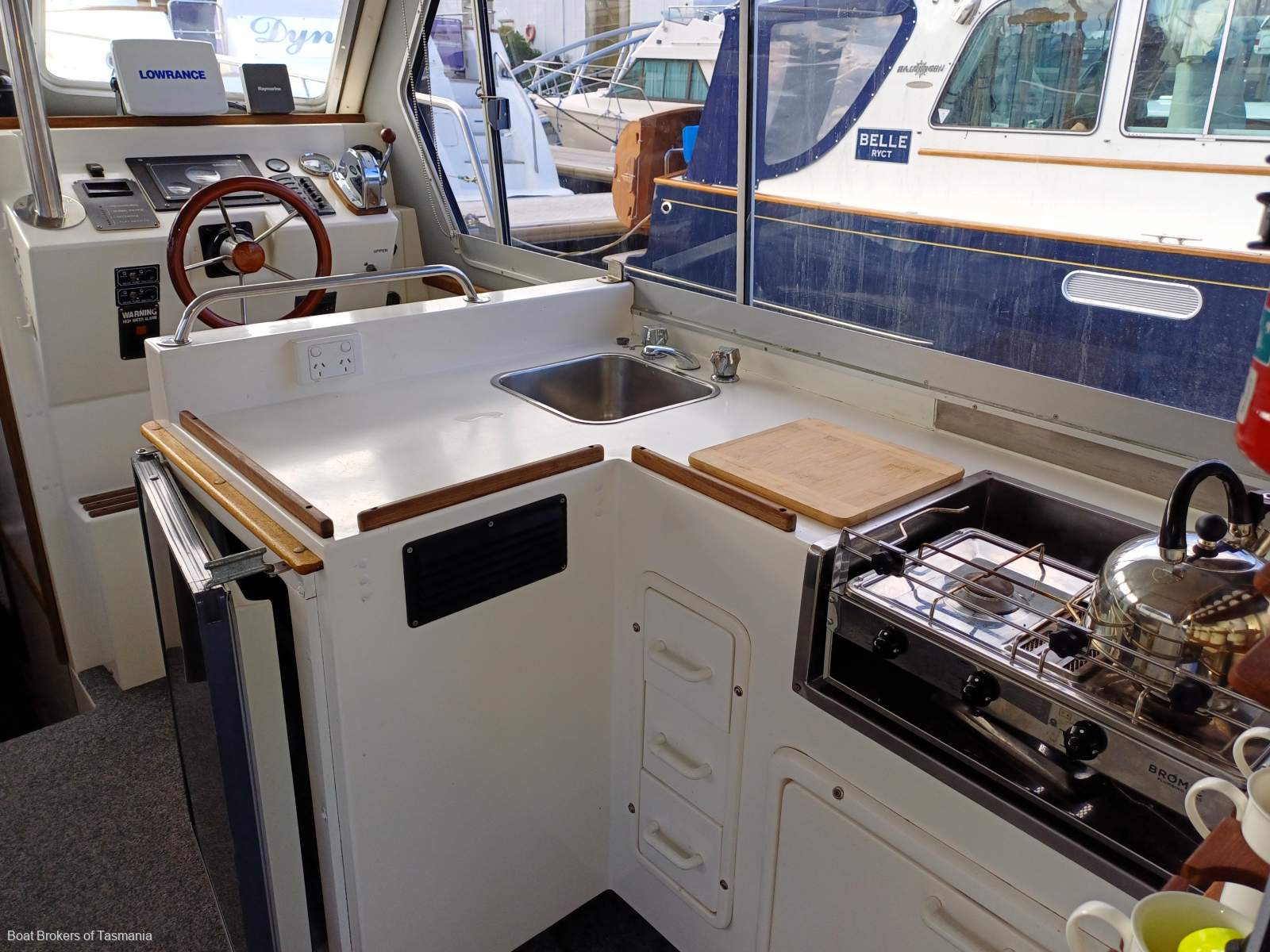 ESPRIT Seaway 33 Flybridge Ideal weekender with a late model diesel inboard. Boat Brokers of Tasmania