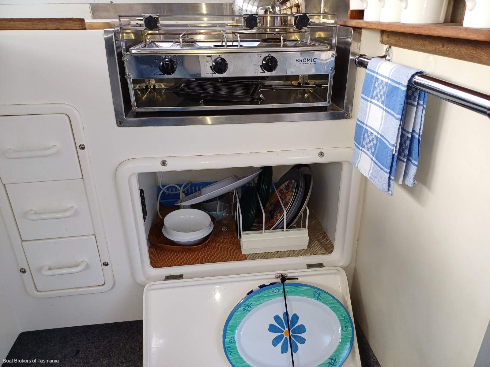 ESPRIT Seaway 33 Flybridge Ideal weekender with a late model diesel inboard. Boat Brokers of Tasmania
