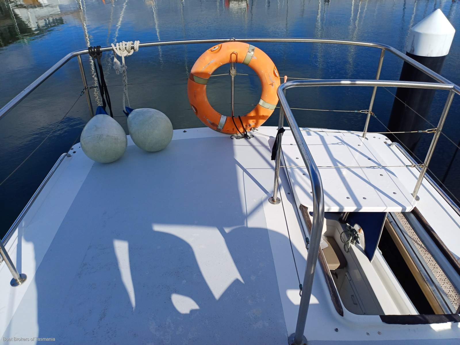 ESPRIT Seaway 33 Flybridge Ideal weekender with a late model diesel inboard. Boat Brokers of Tasmania