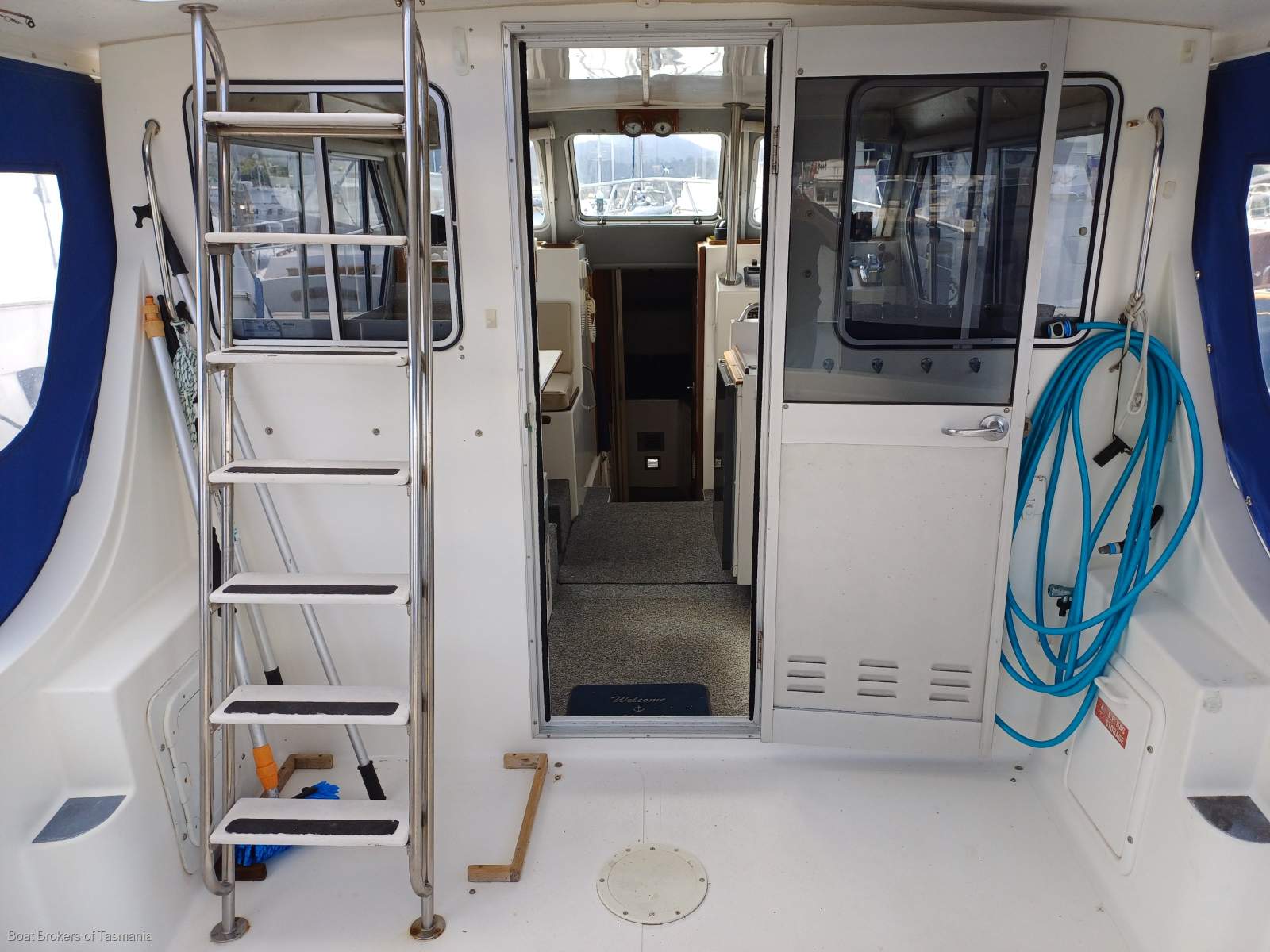 ESPRIT Seaway 33 Flybridge Ideal weekender with a late model diesel inboard. Boat Brokers of Tasmania