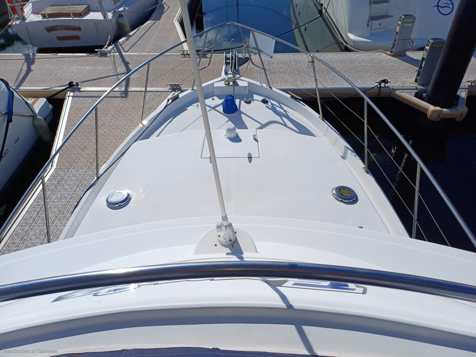 ESPRIT Seaway 33 Flybridge Ideal weekender with a late model diesel inboard. Boat Brokers of Tasmania