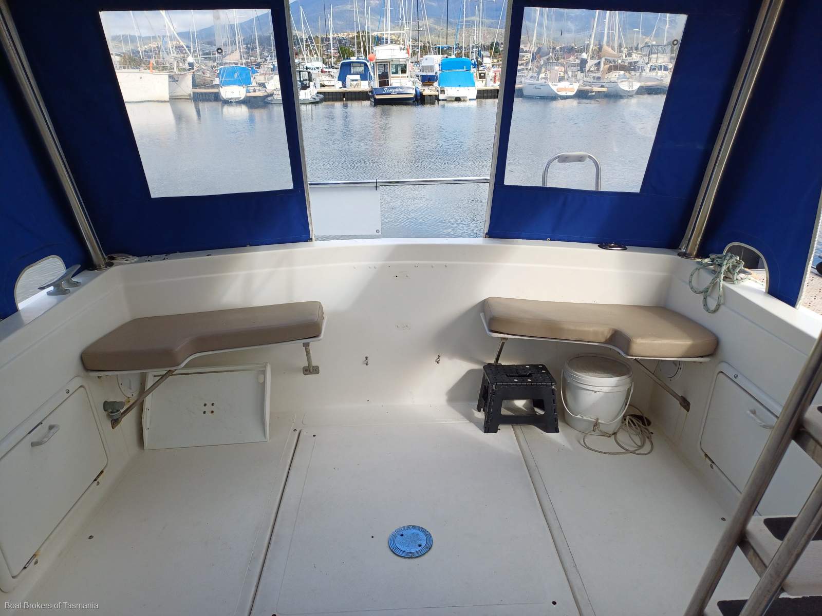 ESPRIT Seaway 33 Flybridge Ideal weekender with a late model diesel inboard. Boat Brokers of Tasmania