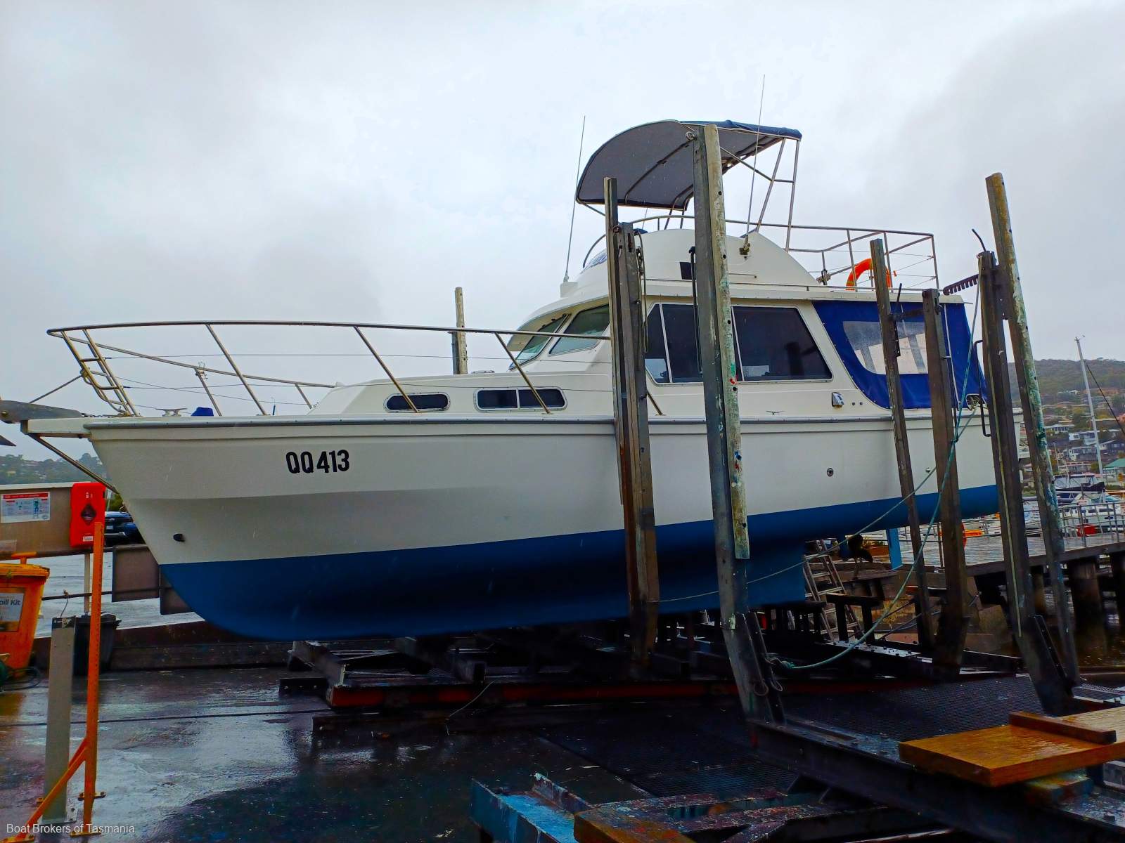 ESPRIT Seaway 33 Flybridge Ideal weekender with a late model diesel inboard. Boat Brokers of Tasmania