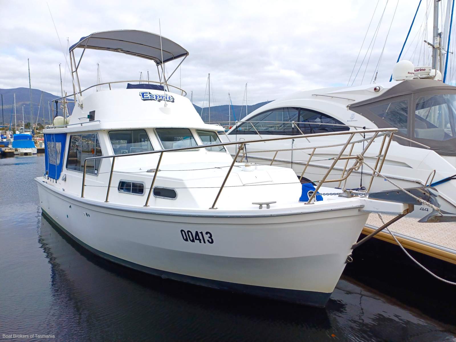 ESPRIT Seaway 33 Flybridge Ideal weekender with a late model diesel inboard. Boat Brokers of Tasmania