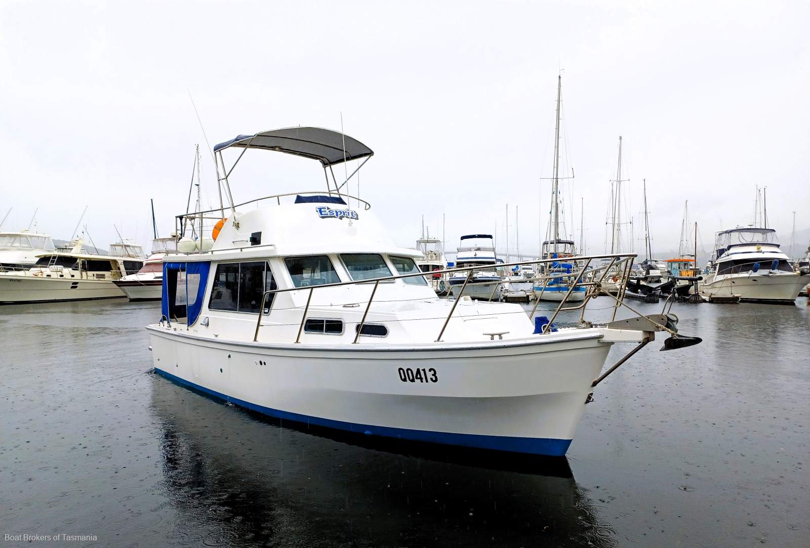 ESPRIT Seaway 33 Flybridge Ideal weekender with a late model diesel inboard. Boat Brokers of Tasmania