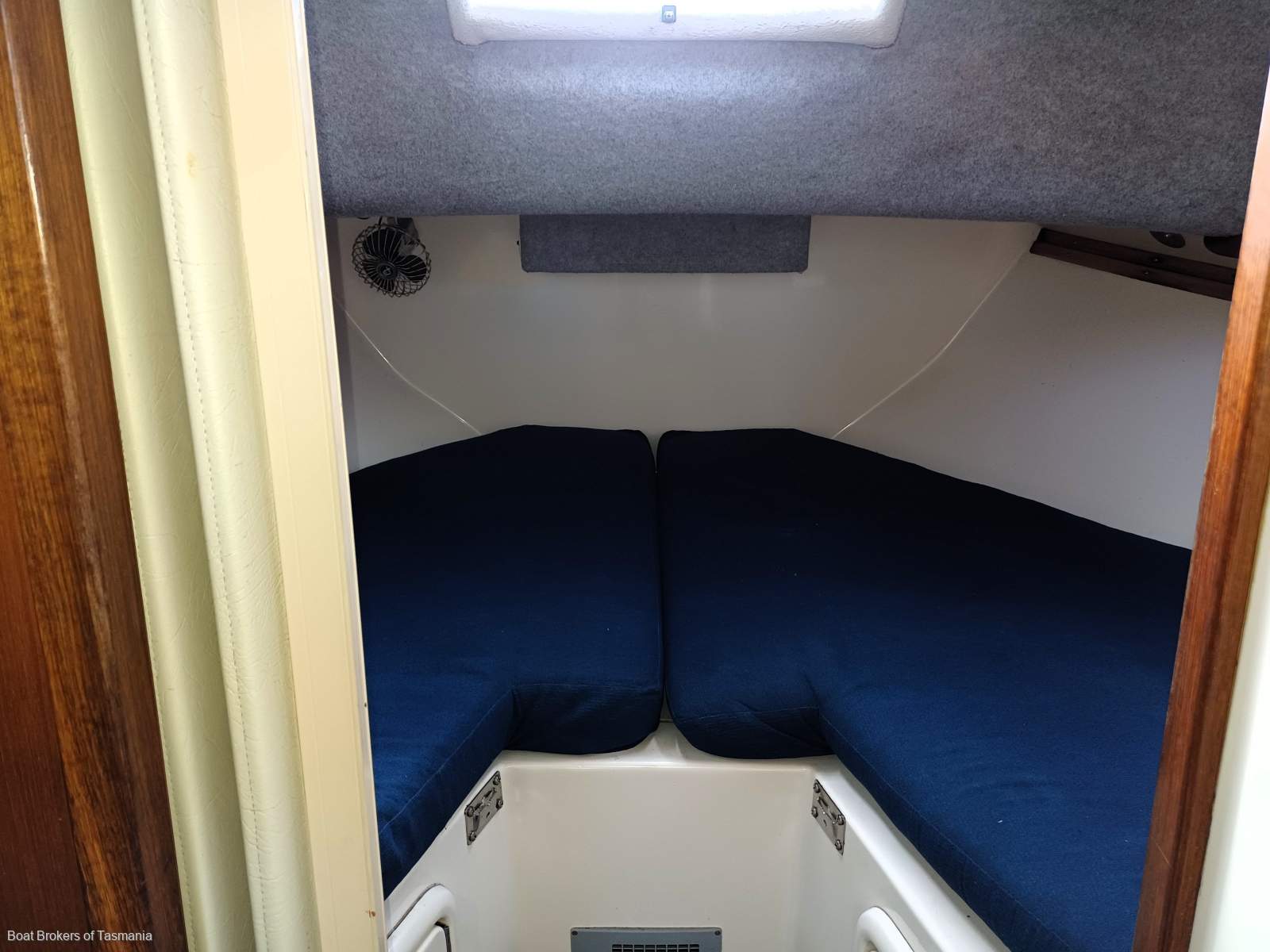 ESPRIT Seaway 33 Flybridge Ideal weekender with a late model diesel inboard. Boat Brokers of Tasmania