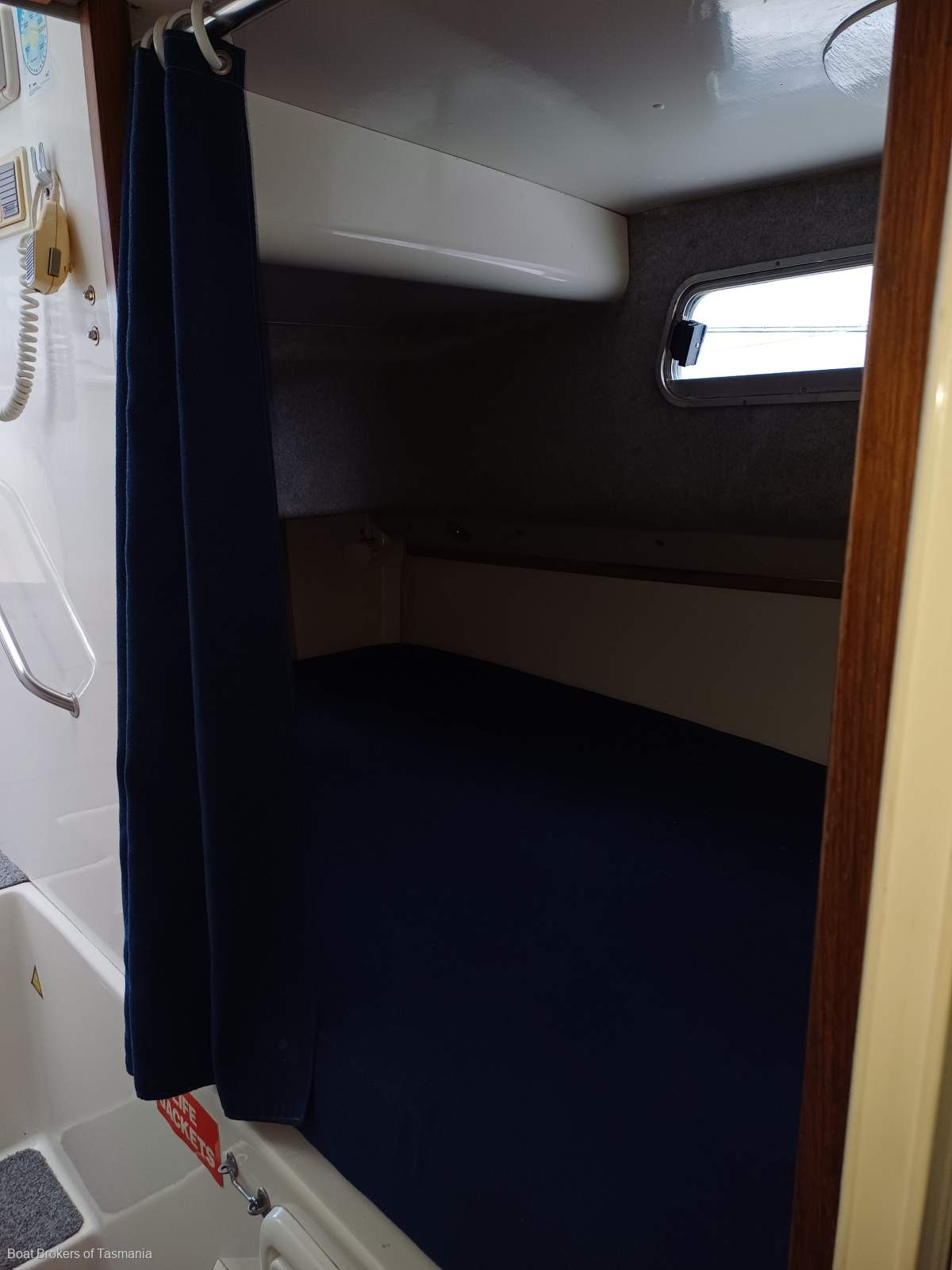 ESPRIT Seaway 33 Flybridge Ideal weekender with a late model diesel inboard. Boat Brokers of Tasmania