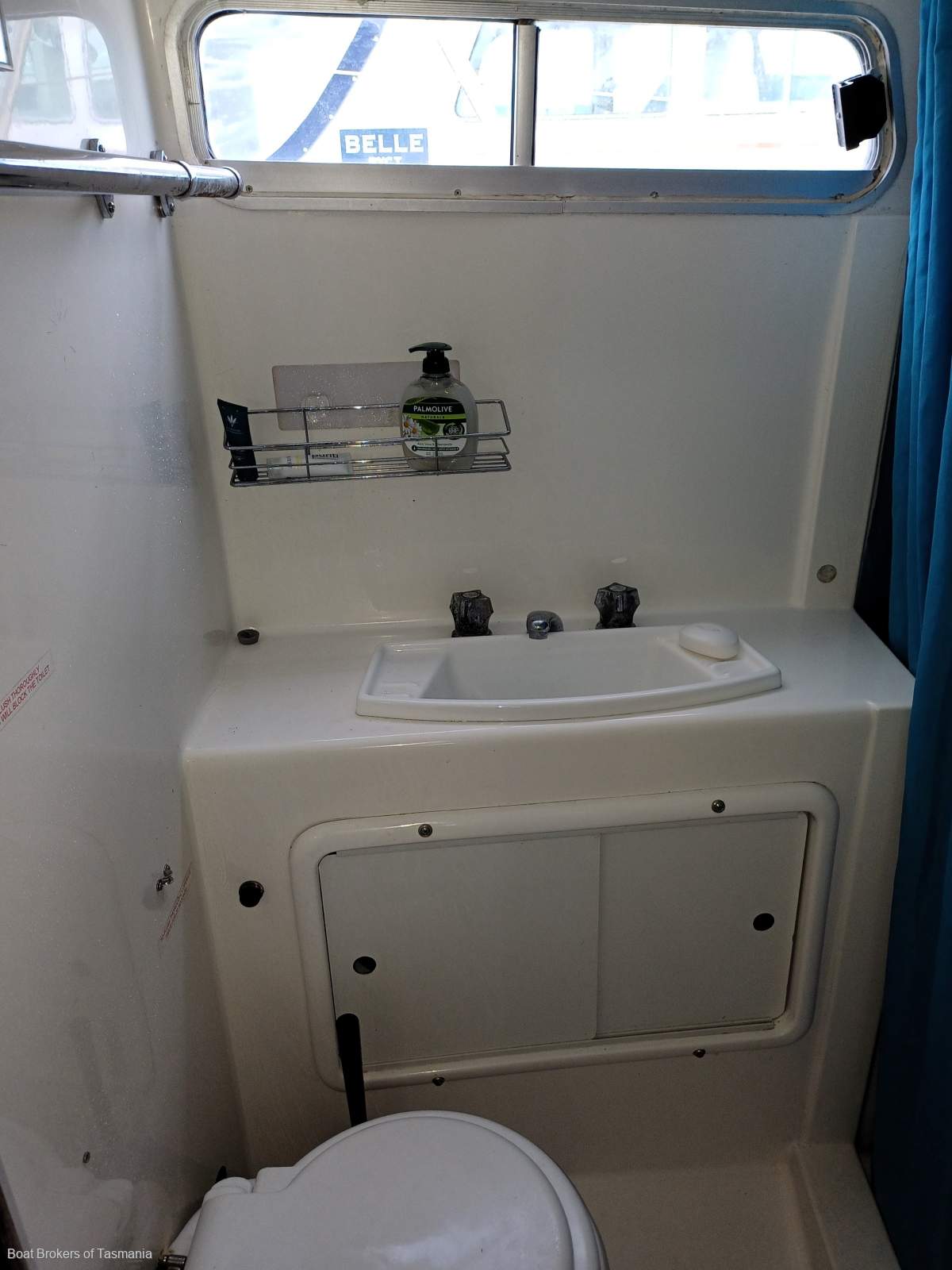 ESPRIT Seaway 33 Flybridge Ideal weekender with a late model diesel inboard. Boat Brokers of Tasmania