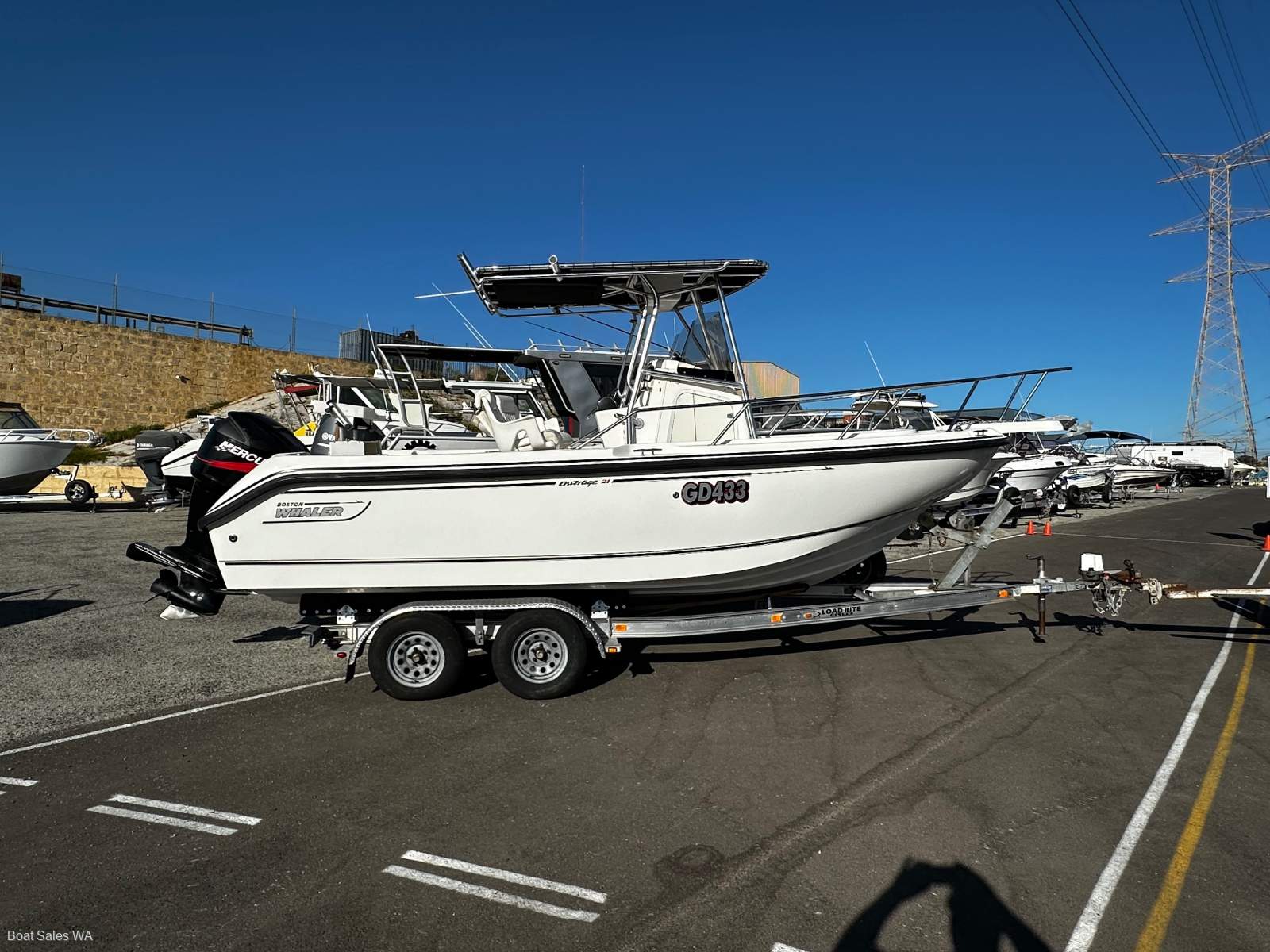 Boston Whaler 210 Outrage Wow very neat & tidy rig 225Hp 4Str Mercury 613hrs