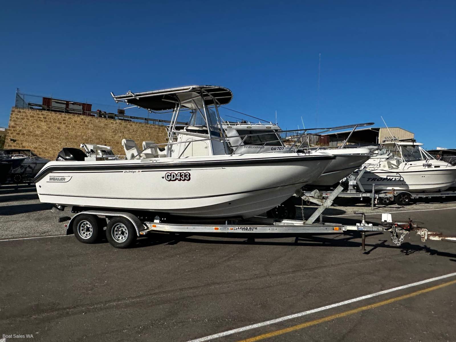Boston Whaler 210 Outrage Wow very neat & tidy rig 225Hp 4Str Mercury 613hrs