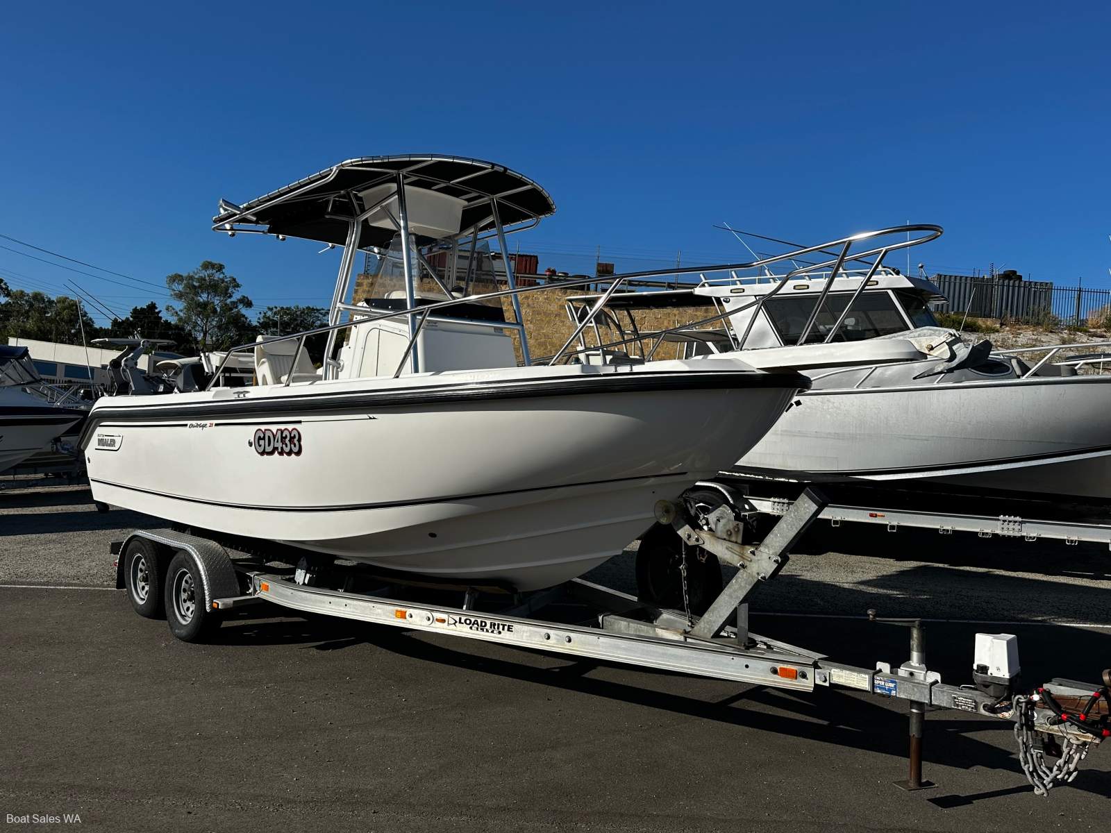 Boston Whaler 210 Outrage Wow very neat & tidy rig 225Hp 4Str Mercury 613hrs