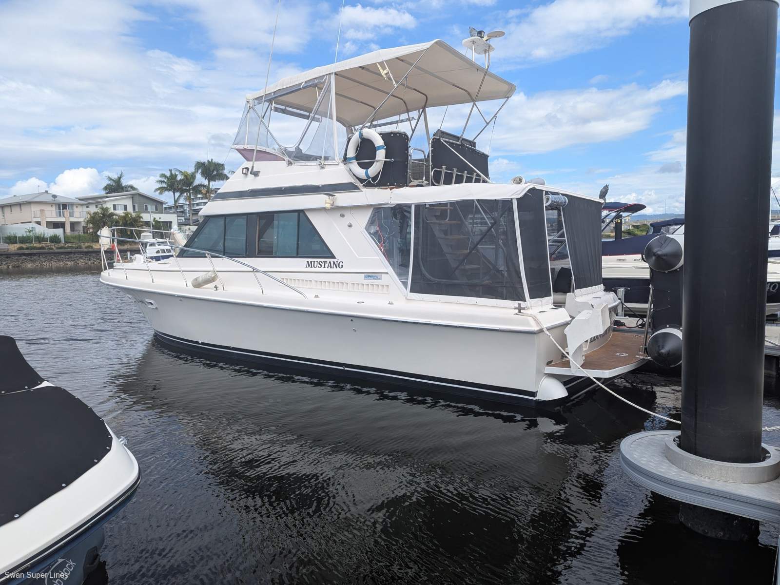 Mustang 3800 Flybridge Cruiser