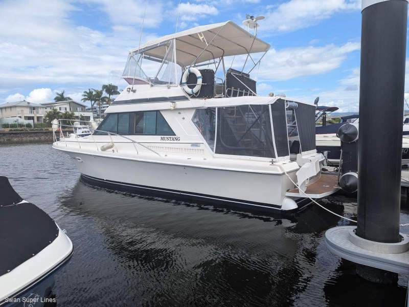 Mustang 3800 Flybridge Cruiser