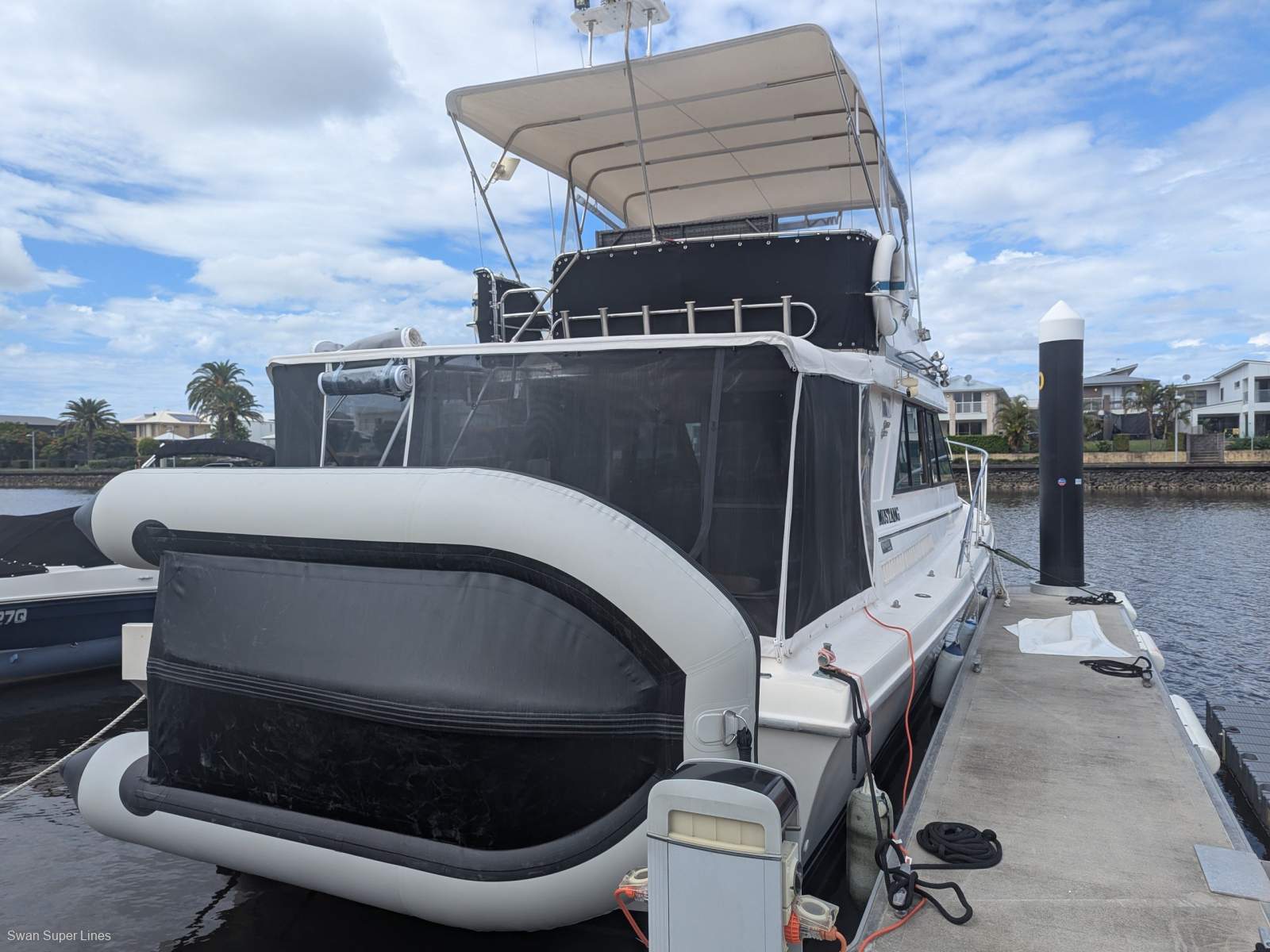 Mustang 3800 Flybridge Cruiser