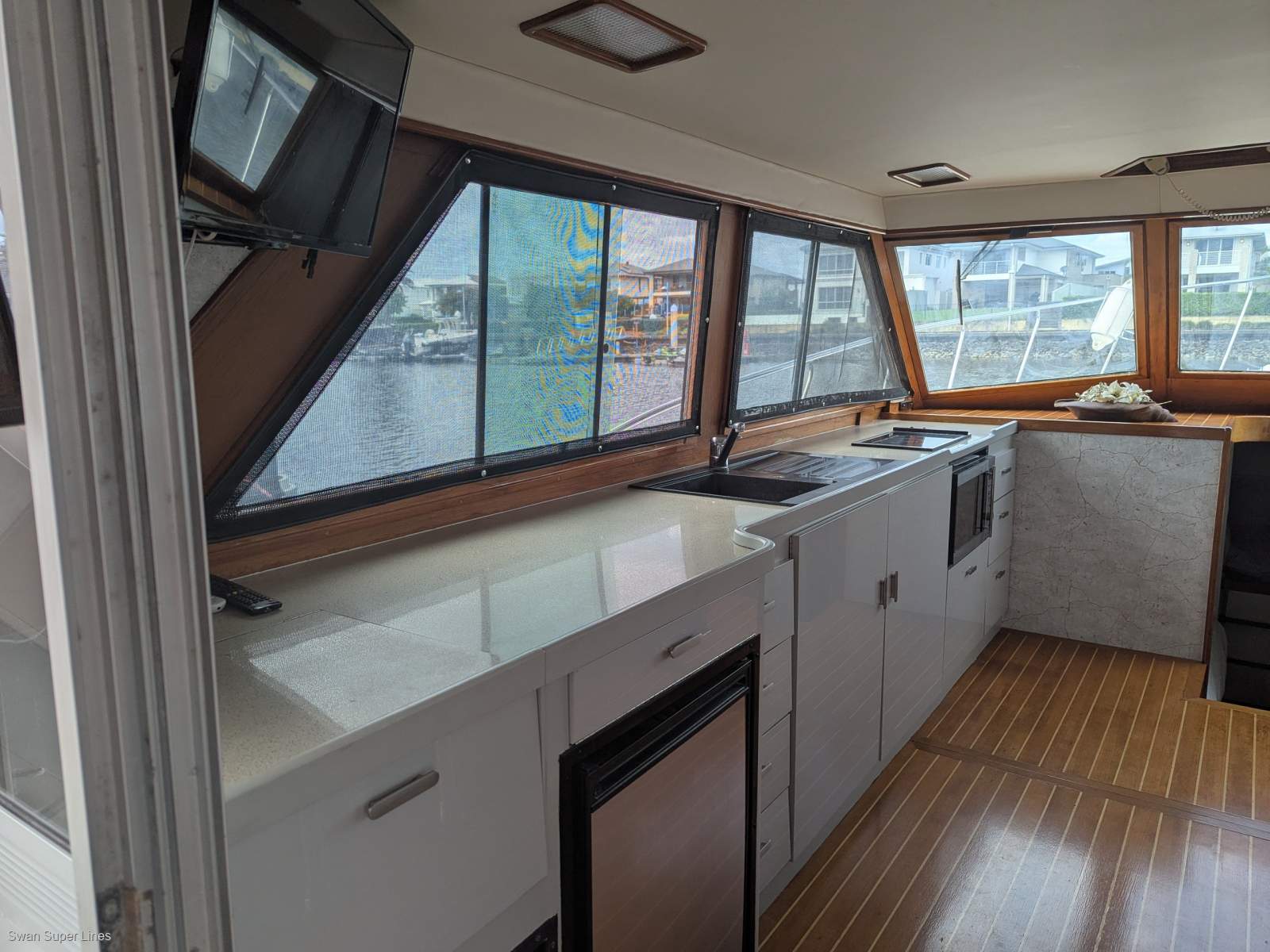 Mustang 3800 Flybridge Cruiser