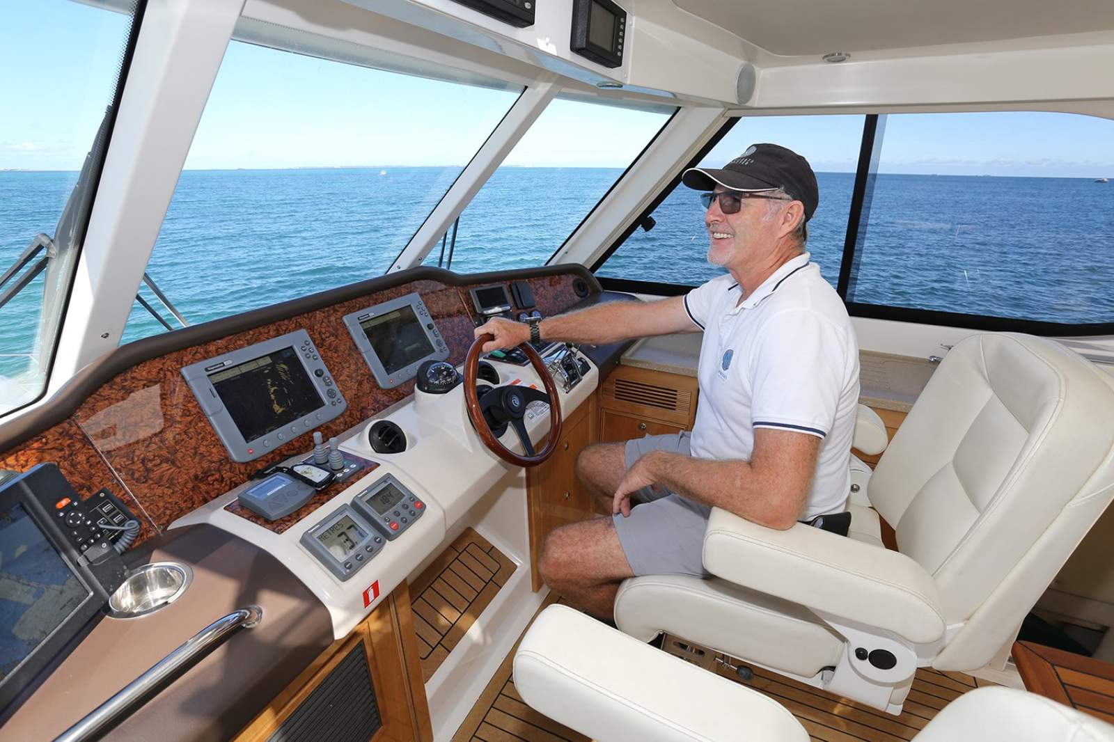 Flybridge Foot Rests Riviera 51 Enclosed Flybridge - Ready for immediate delivery! For Sale ...