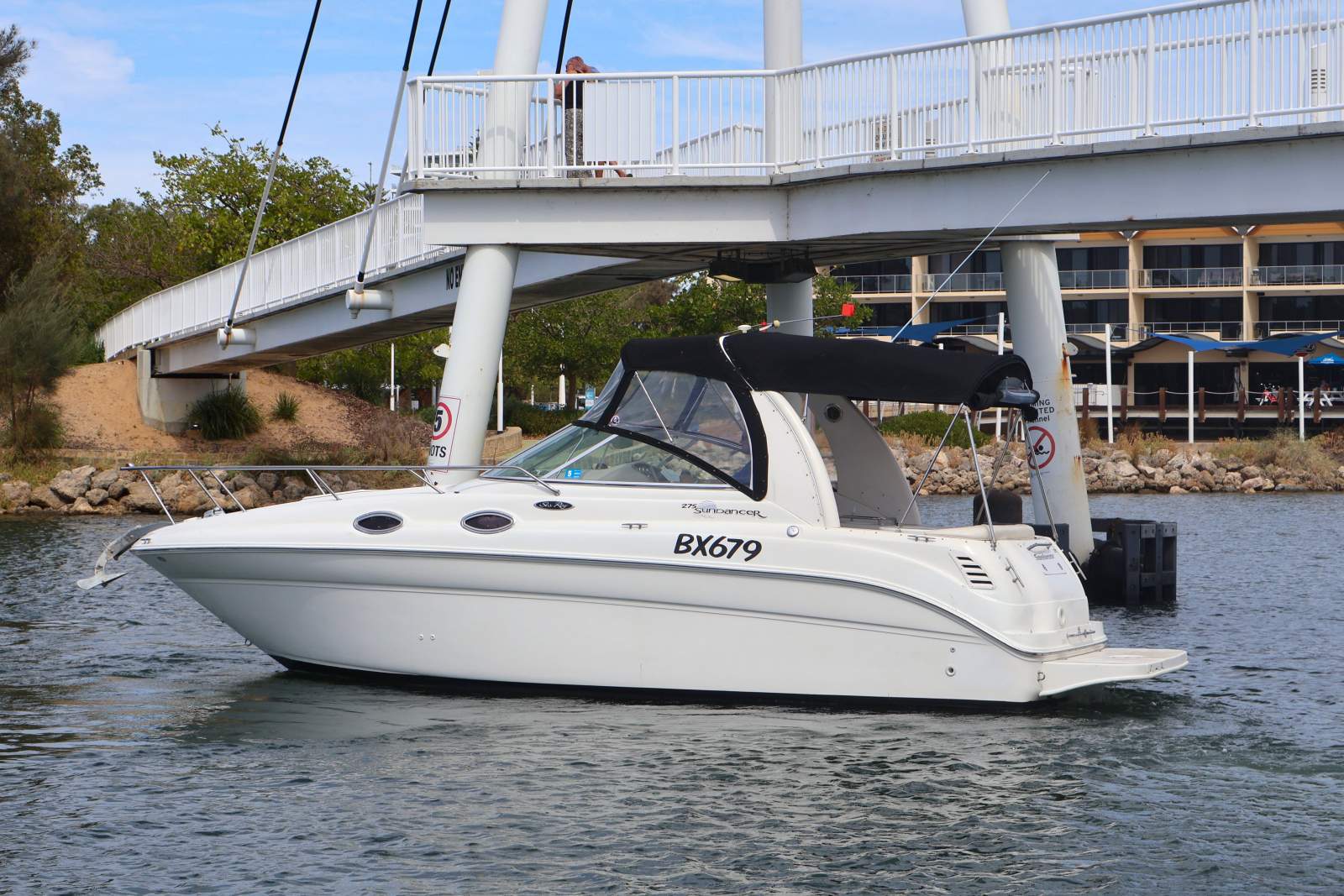 Sea Ray 275 Sundancer - Freshly serviced, upgraded engine & Low hours!