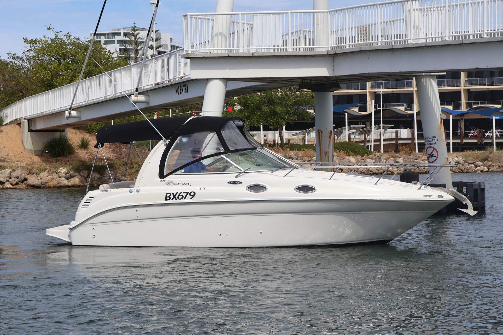 Sea Ray 275 Sundancer - Freshly serviced, upgraded engine & Low hours!