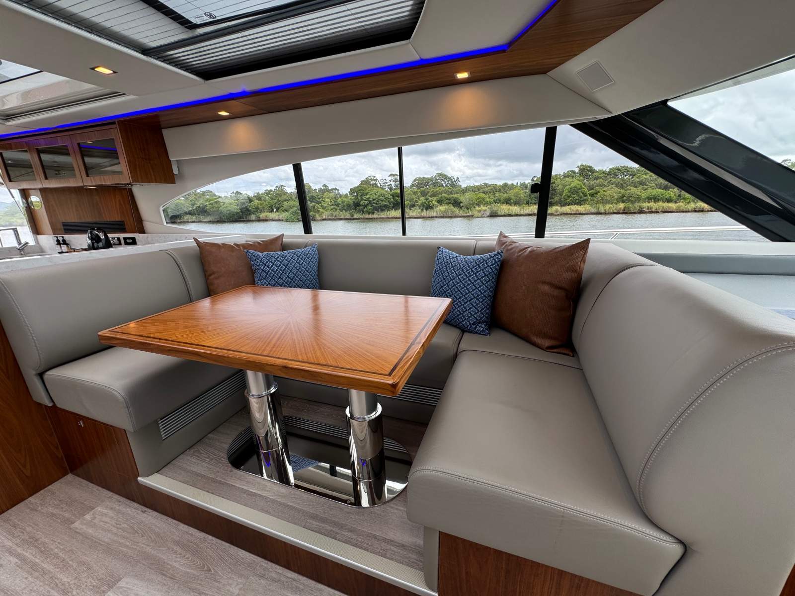 Riviera 6000 Sport Yacht Platinum Edition