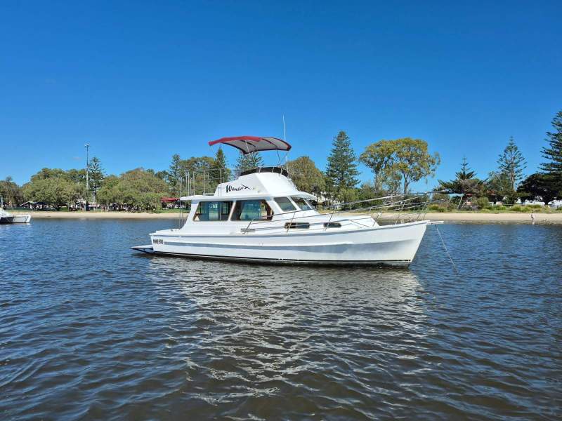 Honeymoon 32 Flybridge Low hours, Volvo Penta, Diesel shaft drive.