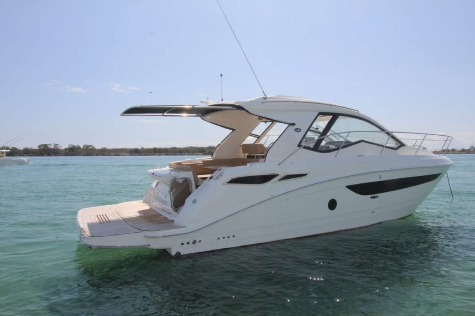 Sea Ray 350 Sundancer Coupe Sports Cruiser