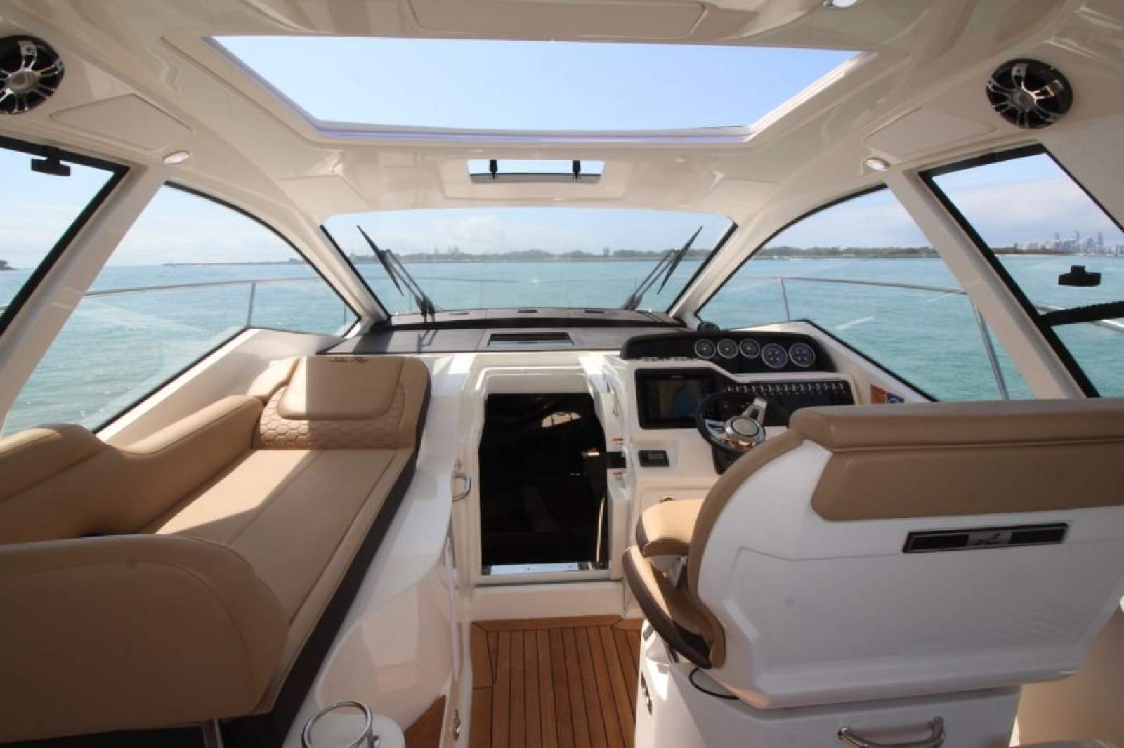 Sea Ray 350 Sundancer Coupe Sports Cruiser