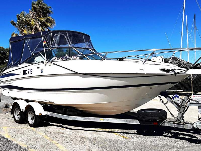 Maxum 2400 SC3 Sports Cruiser on Trailer