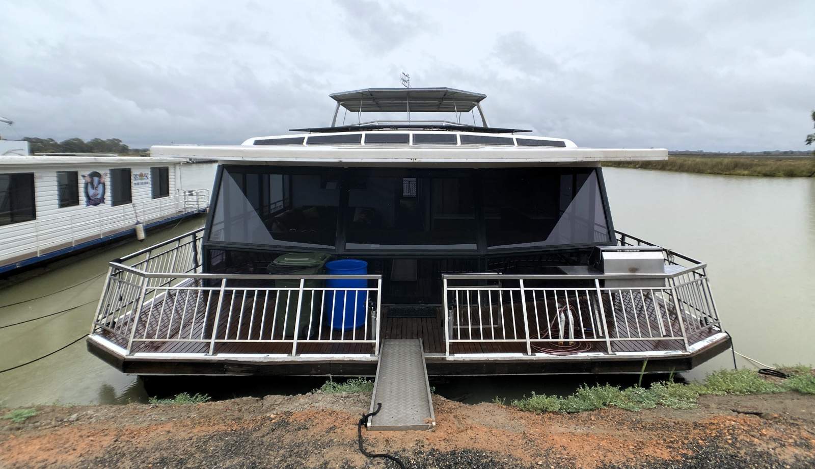 "RIVERSTAR" 5 Bedroom, Concept Houseboat in Survey