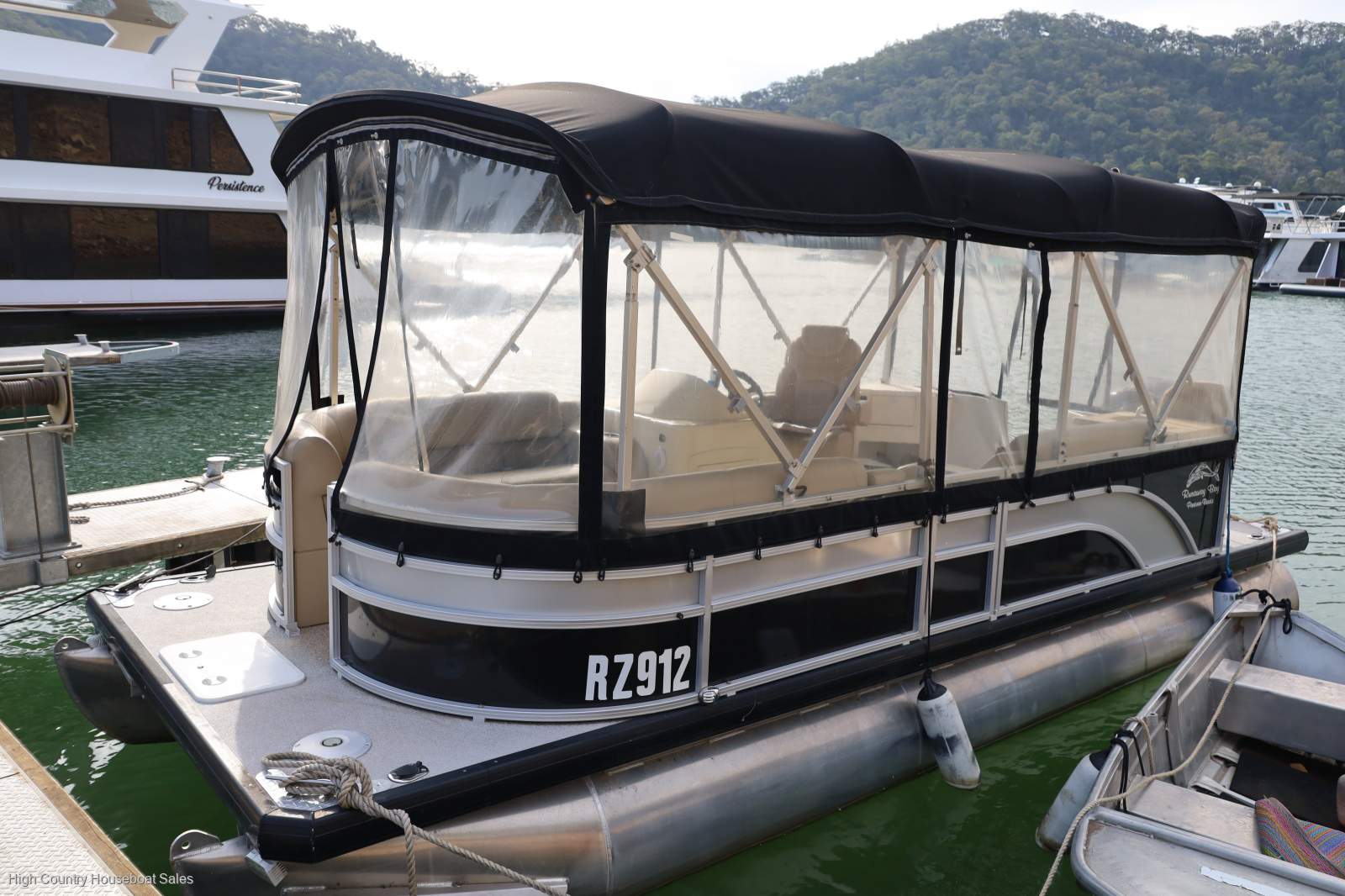 Runaway Bay Pontoon Boats 20 Twin Hull:Pontoon Boat @ Lake Eildon