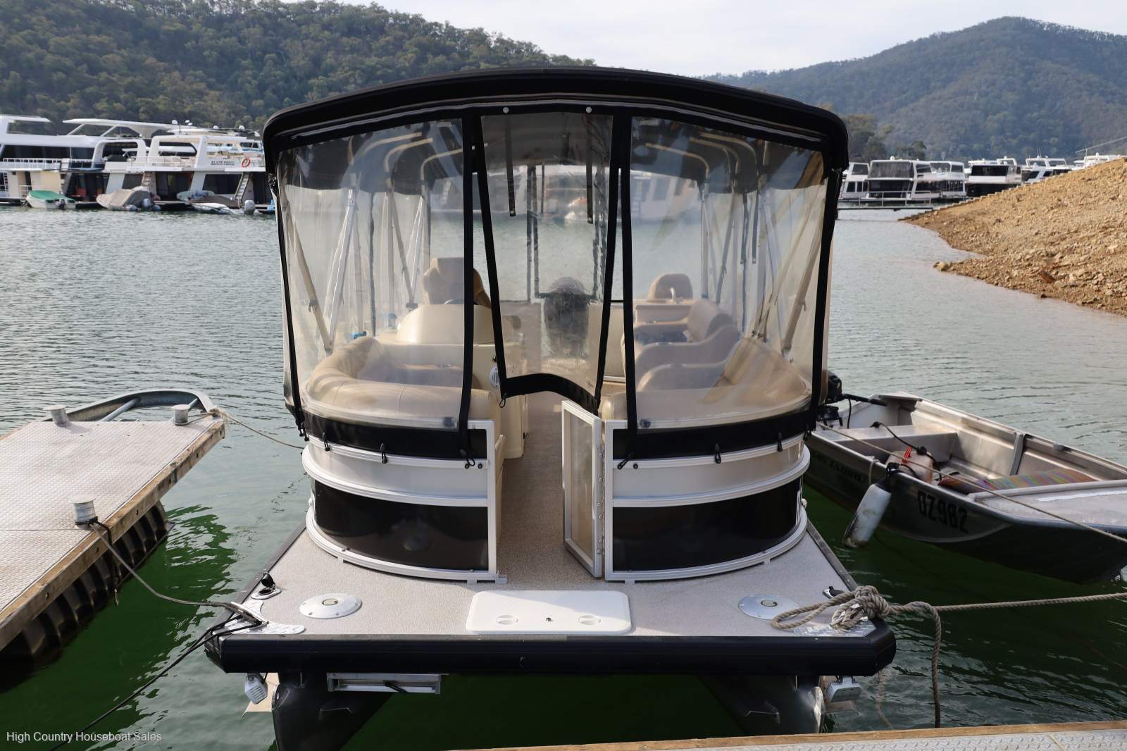 Runaway Bay Pontoon Boats 20 Twin Hull:Pontoon Boat @ Lake Eildon