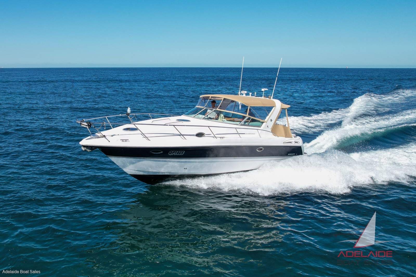 Mustang 3800 LE Sportscruiser with Seakeeper 3 Gyro