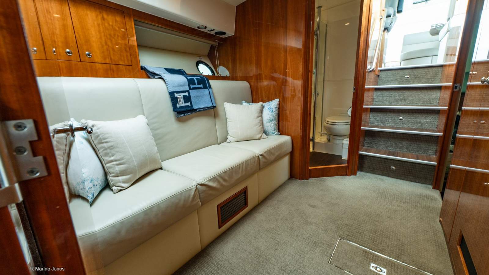Riviera 5000 Sport Yacht