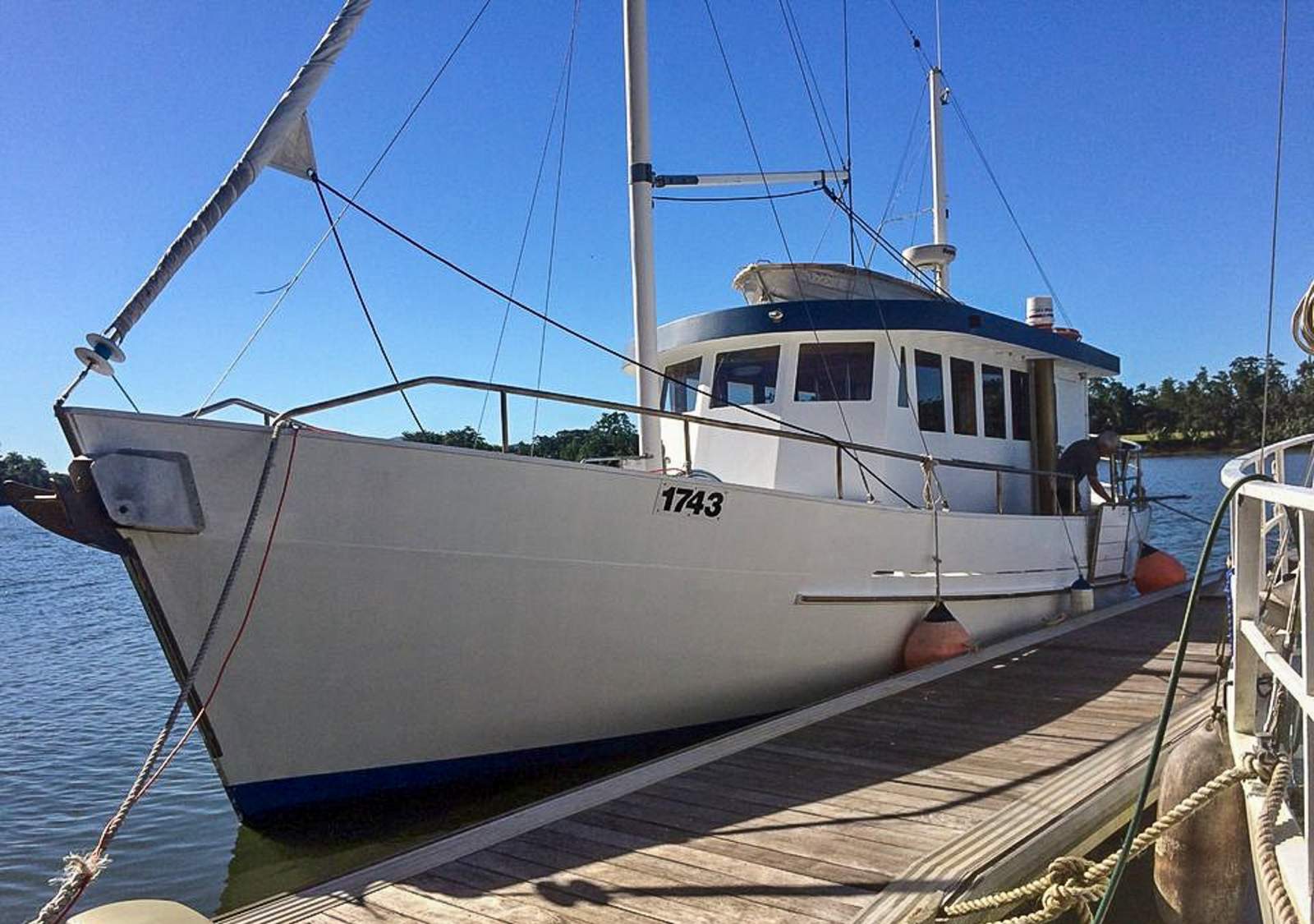 Carvel Live Aboard Cruiser