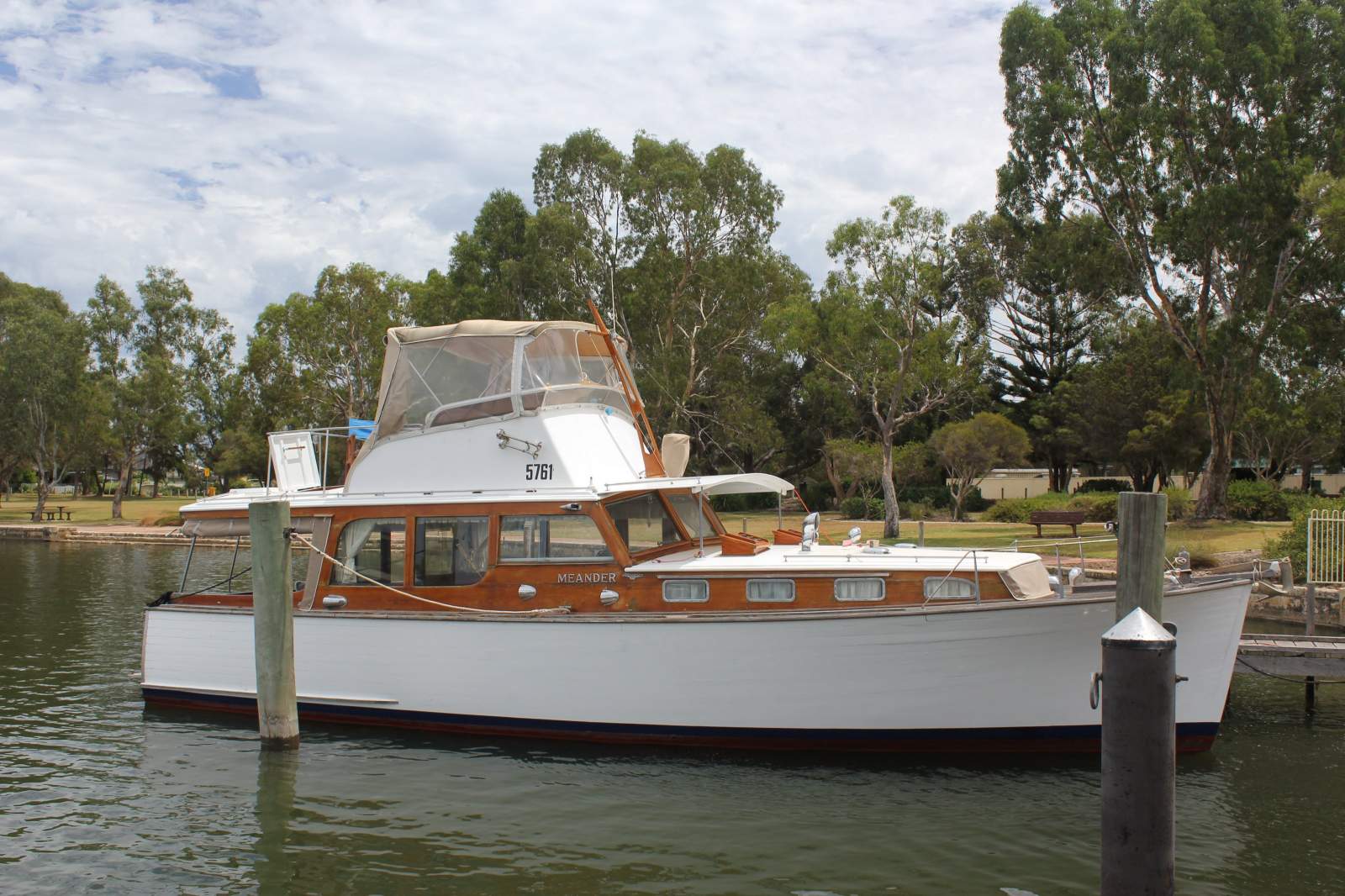 Halvorsen 36 Classic Flybridge Cruiser