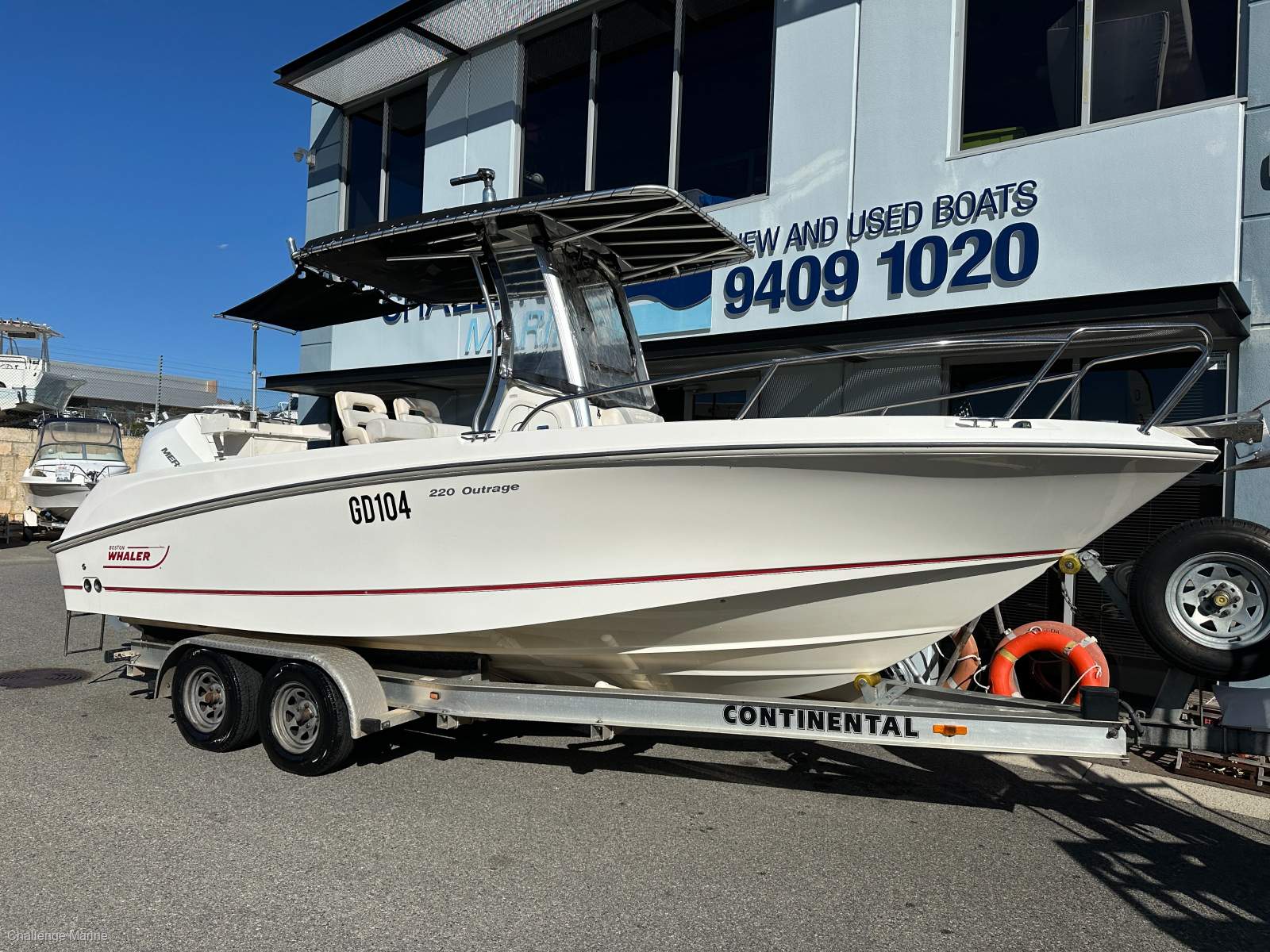 Boston Whaler 220 Outrage 2020 300hp Mercury!