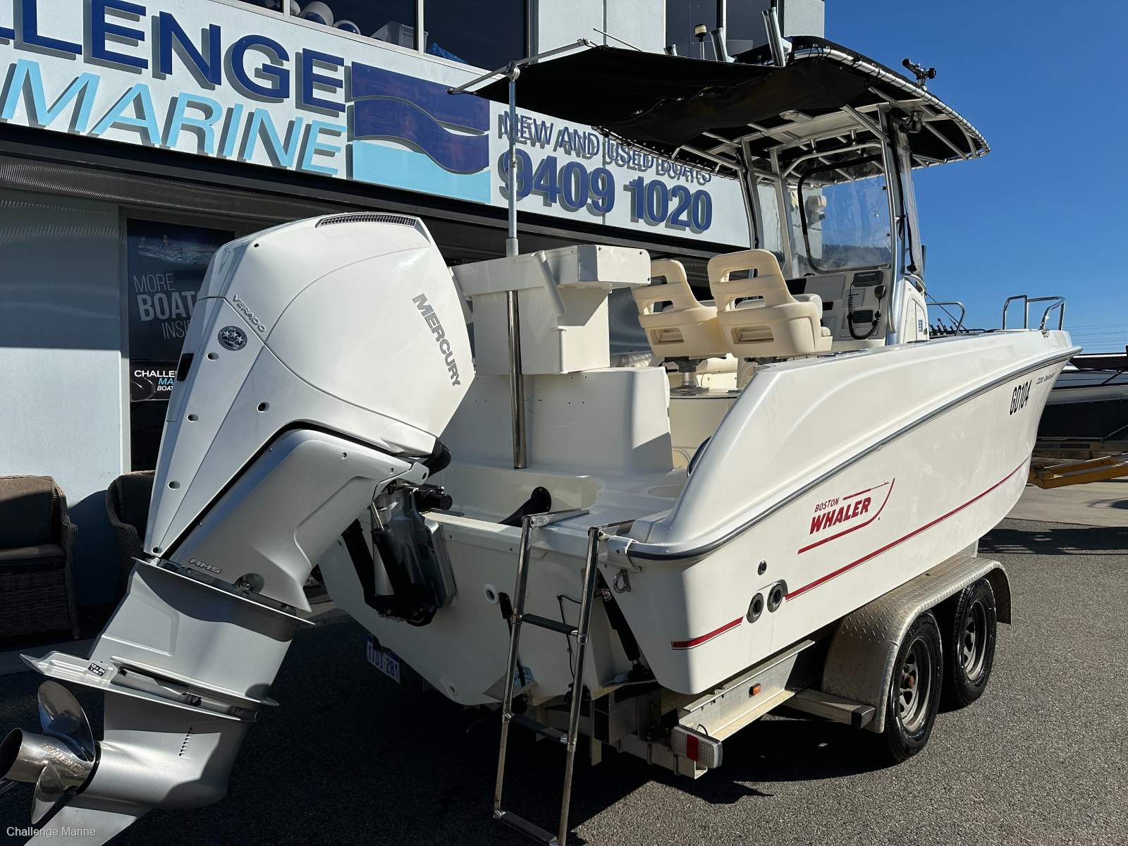 Boston Whaler 220 Outrage 2020 300hp Mercury!