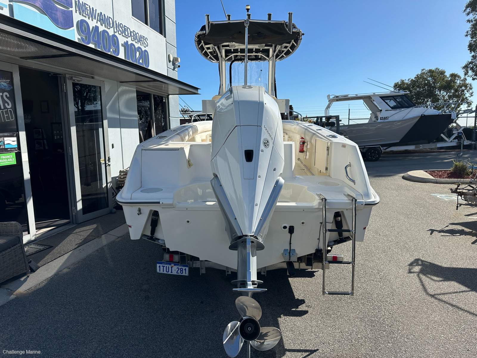 Boston Whaler 220 Outrage 2020 300hp Mercury!