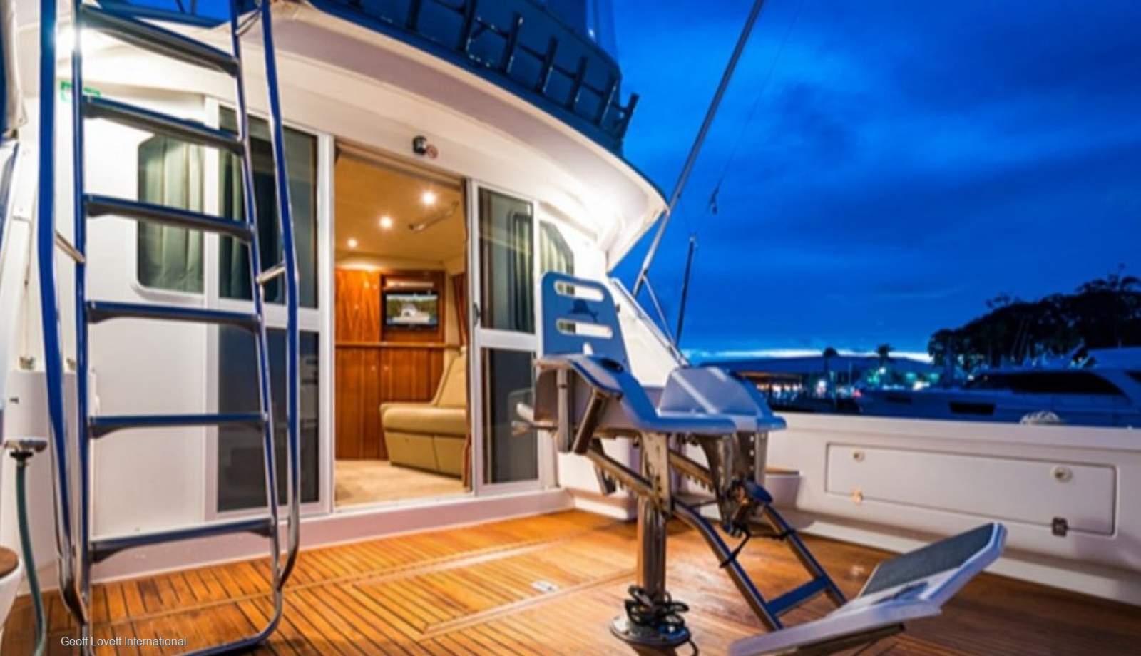 Caribbean 35 Flybridge Cruiser