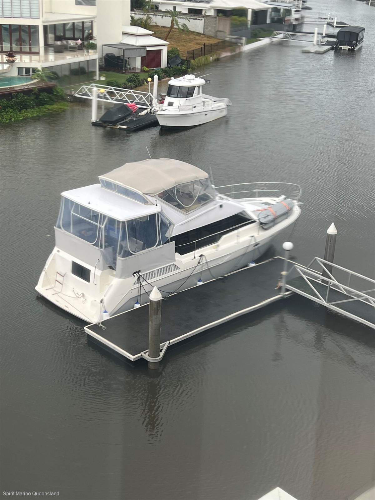 Bayliner 4387 Cruising Yacht FB Aft Cab