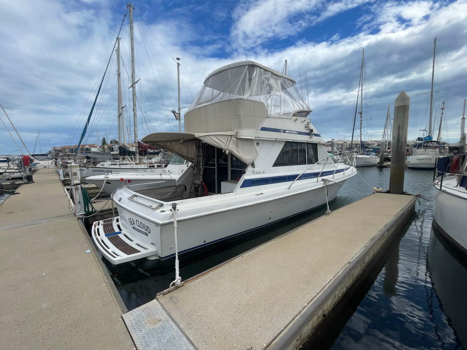 Mustang Vickers 38 Flybridge