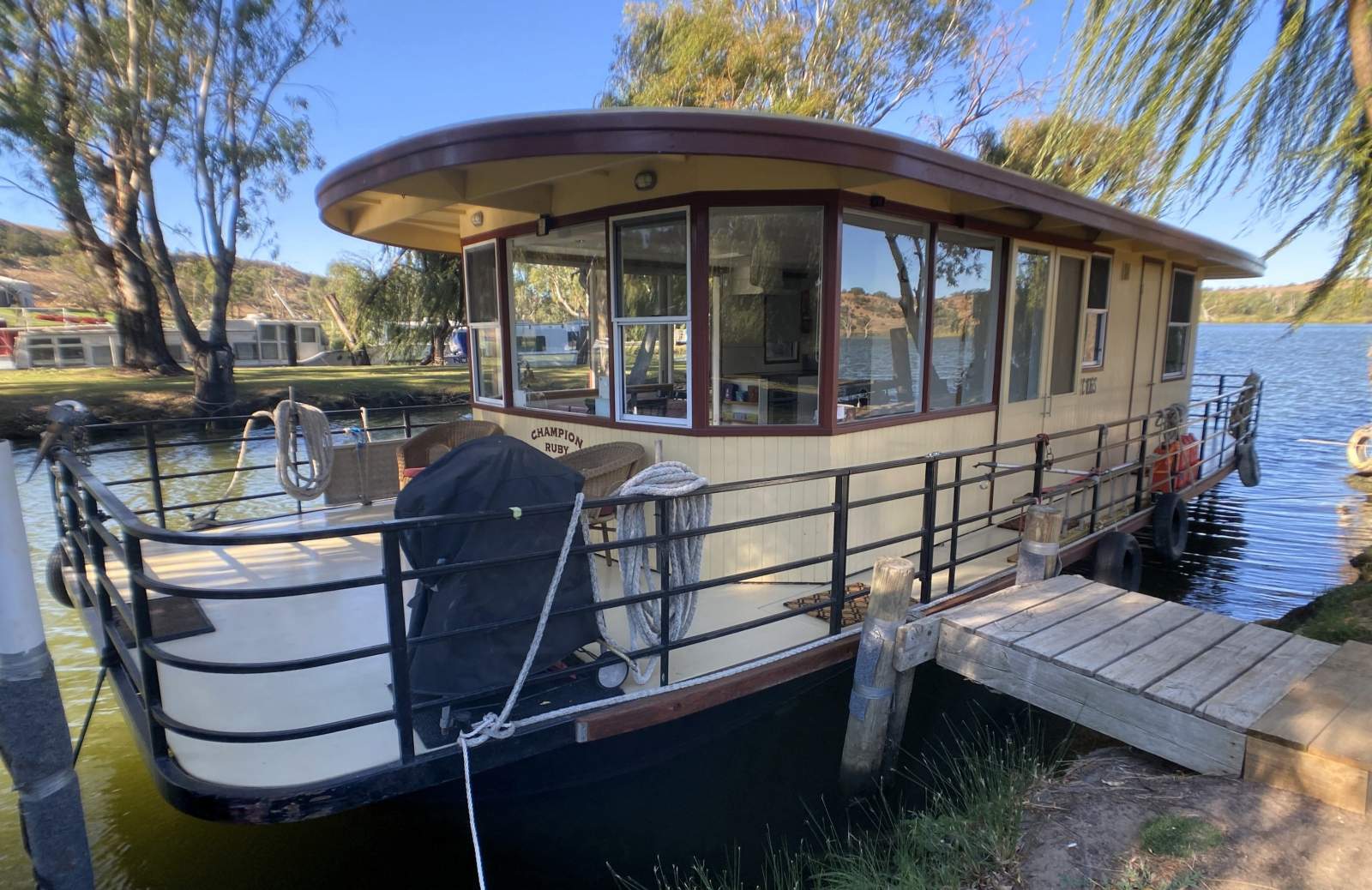 "CHAMPION RUBY". Immaculate, One Bed, Houseboat..