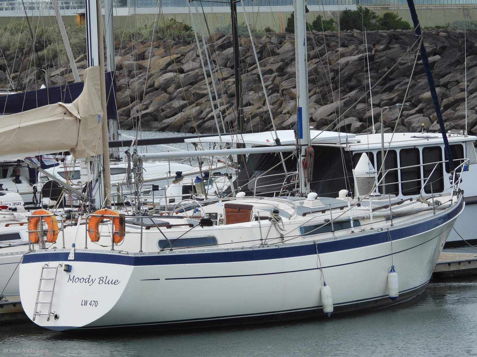 Moody 40 Center Cockpit Cruising Yacht