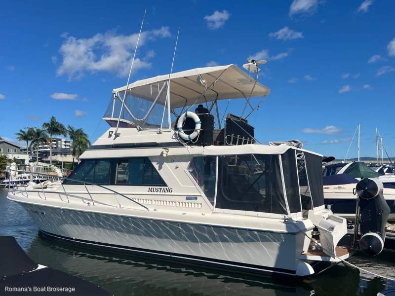 Mustang 3800 Flybridge Cruiser