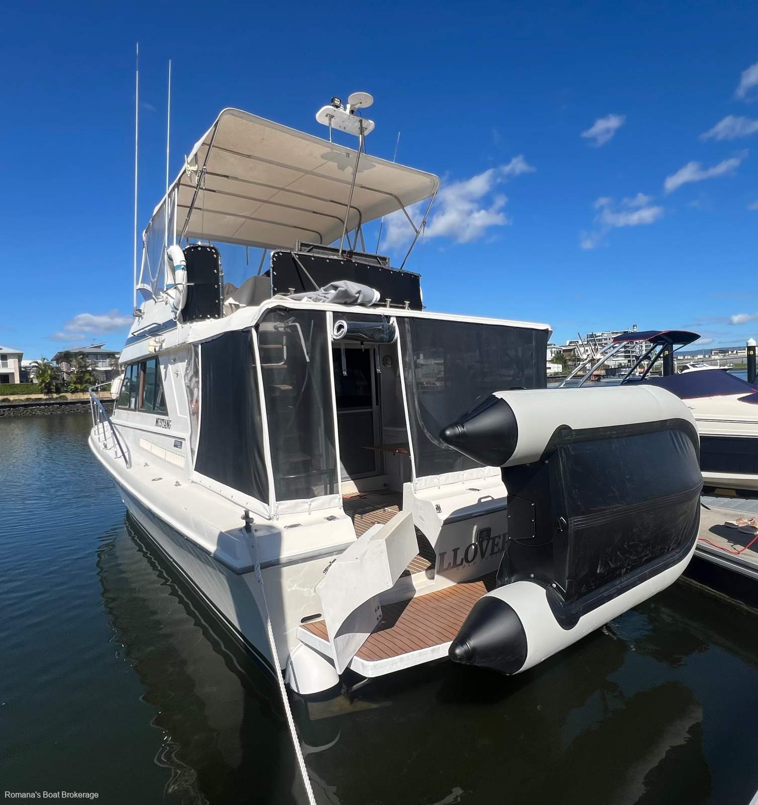 Mustang 3800 Flybridge Cruiser