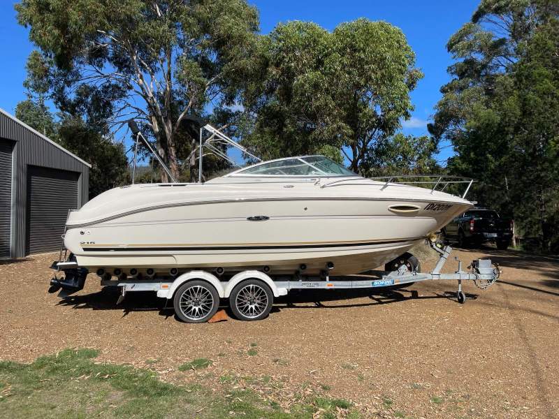 Sea Ray 215 Express Cruiser