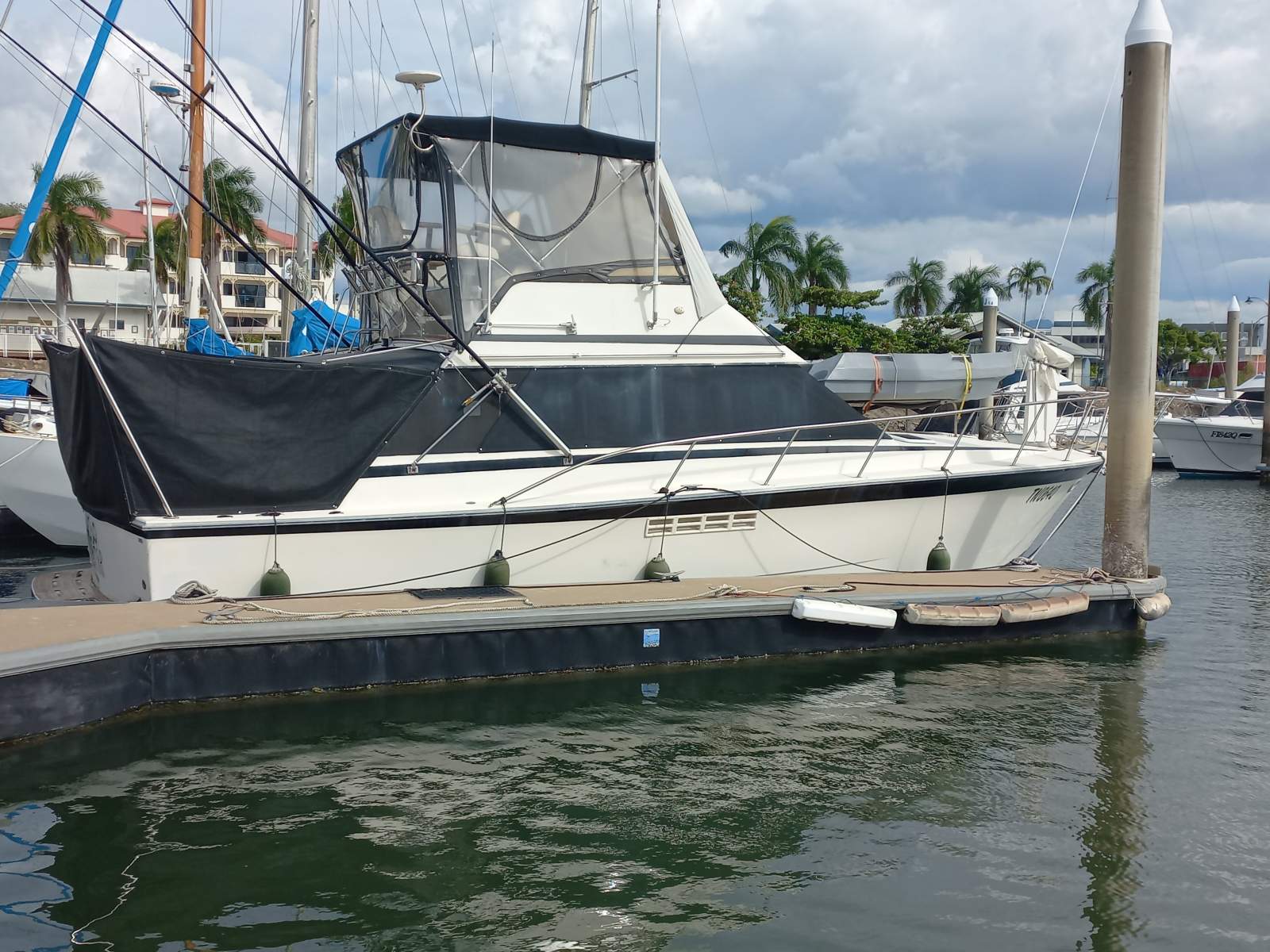 Dominator 36 Flybridge Cruiser