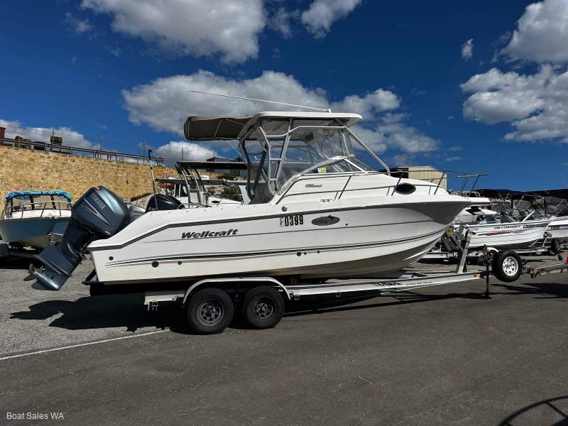 Wellcraft 250 Coastal 2001 Model 225hp Yamaha 4 stroke motor.