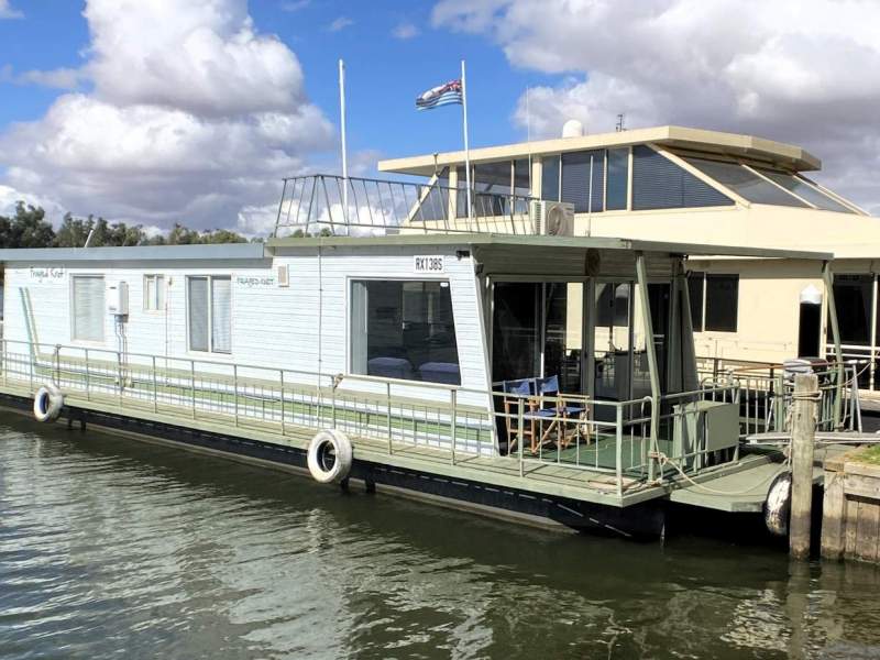 "FRAYED KNOT" Brilliant 2/3 Bed One Bath Houseboat